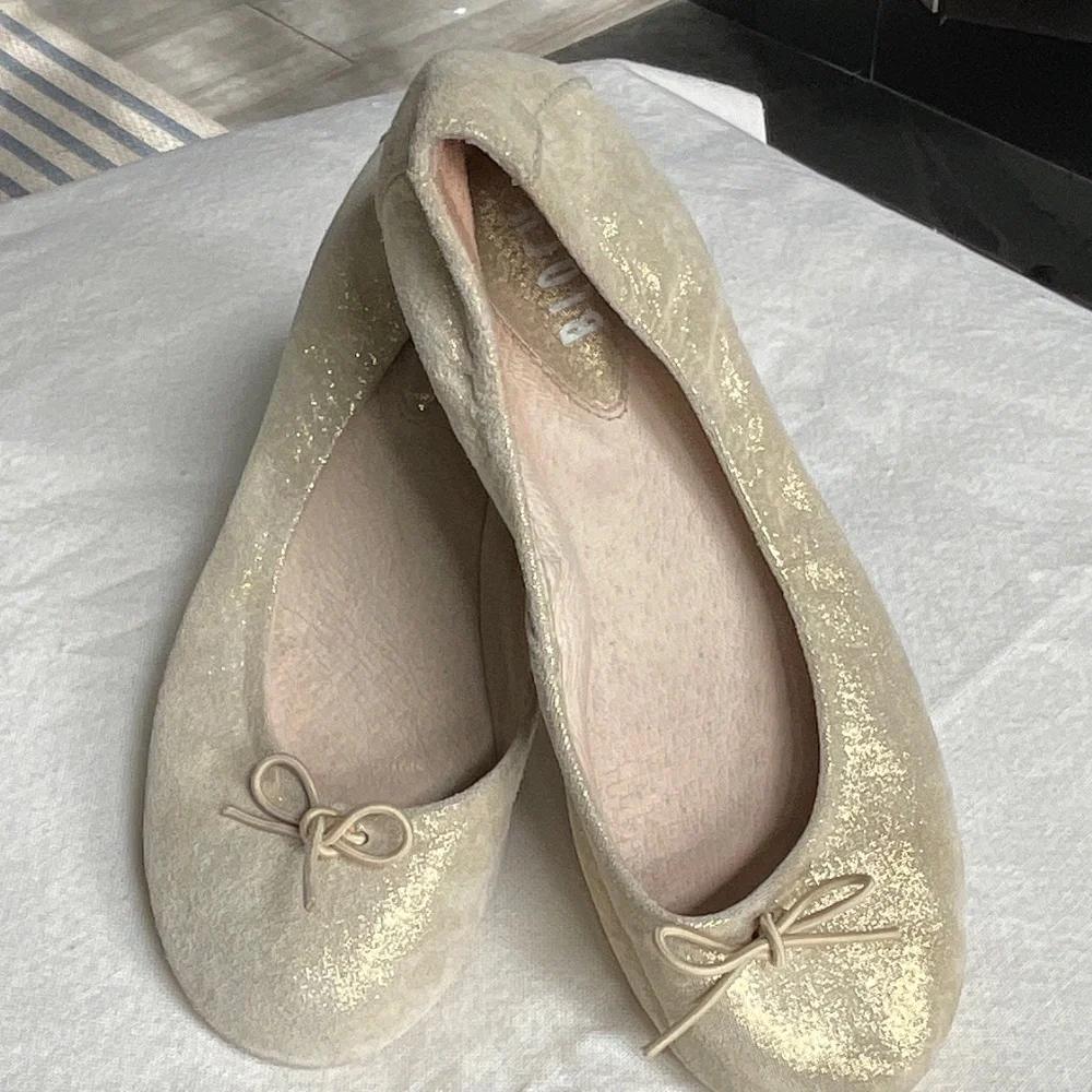 Bloch Cream/Gold Ballet Flat Shoes Size 32 (US 2)